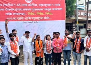 वेदांता-फॉक्सकॉनवरुन जळगाव युवासेनेतर्फे शिवसेना कार्यालयाजवळ निषेध स्वाक्षरी मोहीम; खोके सरकार’ विरोधात जोरदार घोषणाबाजीयुवासैनिक-शिवसैनिकांसोबत महापौरांची उपस्थितीत