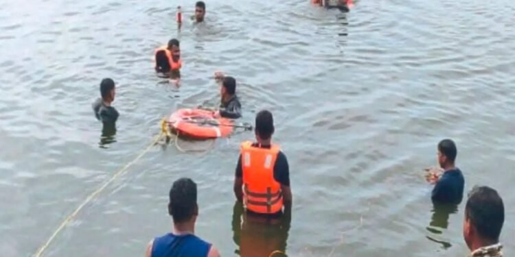 नदीवर मासे पकडण्याचा मोह बेतला जीवावर तिघांचा डोहात बुडून मृत्यू.!