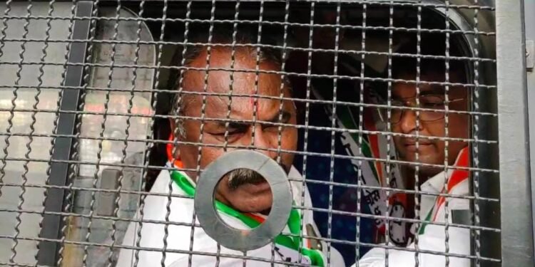 मुख्यमंत्र्यां समोर ‘पन्नास खोके. एकदम ओके’ आंदोलनाचा प्रयत्न