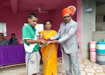 दिव्यांग मुला मुलींना फळे व गणवेश वाटप करत माजी पोलीस सी.एम शिंदे यांनी वाढदिवस केला साजरा.