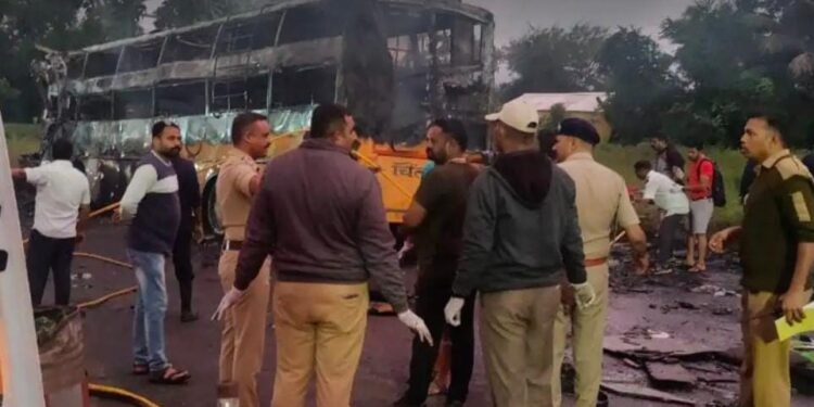 नाशिक मोठी दुर्घटना..! लक्झरी बसने घेतला पेट १० जणांचा होरपळून मृत्यू
