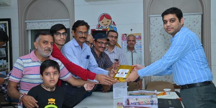 पुस्तक भेट देऊन केले नवनियुक्त जिल्हाधिकारी अमन मित्तल यांचे ग्राहक पंचायत महाराष्ट्र तर्फे स्वागत….