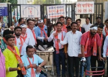 जळगावात मनसेचे अनोखे आंदोलन प्रतिकात्मक रूग्ण उतरवले रस्त्यावर