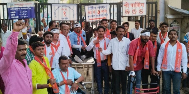 जळगावात मनसेचे अनोखे आंदोलन प्रतिकात्मक रूग्ण उतरवले रस्त्यावर