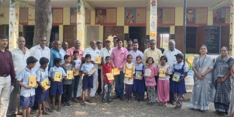 संभाजी ब्रिगेड तर्फे मुडी येथील प्राथमिक शाळेत शालेय साहित्य वितरित