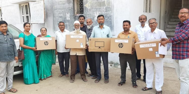 आ.डॉ सुधीर तांबे यांच्या स्थानिक विकास निधीतून अमळनेर तालुक्यातील ६ शाळांना संगणक वाटप