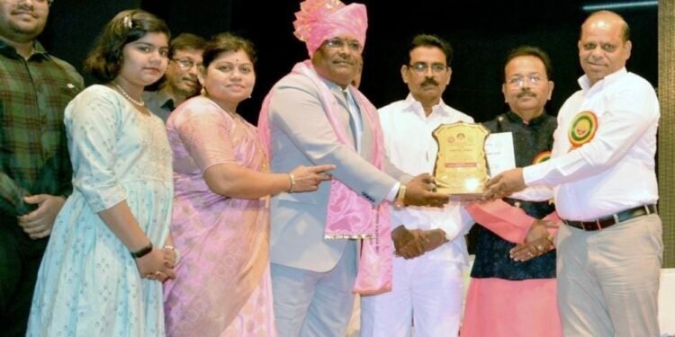 मुख्याध्यापक श्री संदीप पाटील यांना राज्यस्तरीय गुणवंत पुरस्कार प्रदान