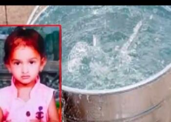 दुर्दैवी घटना! चिमुकली पडली हिटर लावलेल्या बादलीत अन् घडलं….