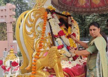 लोकनेते स्व.गोपीनाथ मुंडे यांना महापौरांकडून अभिवादन