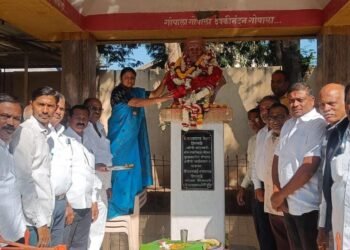 जळगाव..! महापालिकेत संत गाडगेबाबा पुण्यतिथी साजरा,माल्यार्पण महापौर महाजन