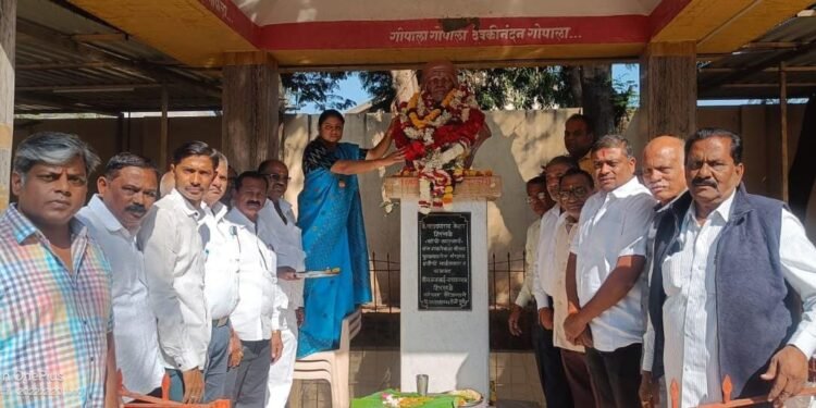 जळगाव..! महापालिकेत संत गाडगेबाबा पुण्यतिथी साजरा,माल्यार्पण महापौर महाजन