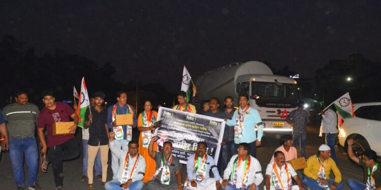 आ. जयंत पाटील यांच्या निलंबनाच्या निषेधार्थ राष्ट्रवादी काँग्रेस पार्टी तर्फे रास्ता रोको आंदोलन