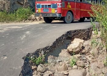 वैजापूरच्या तेल्या घाटातील रस्ता वाहून गेल्याने अपघातास आमंत्रण..