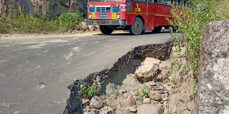 वैजापूरच्या तेल्या घाटातील रस्ता वाहून गेल्याने अपघातास आमंत्रण..