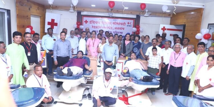 रेडक्रॉसच्या अद्ययावत ब्लड डोनर कोचचे उद्घाटन संपन्न!जिल्हाधिकारी महोदयांनी स्वतः रक्तदान करून दिली युवकांना प्रेरणा..