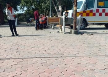 कु-हा काकोडा प्राथमिकआरोग्य केंद्र मध्ये निकृष्ट दर्जाचे साहित्य वापरून काम सुरू आहे