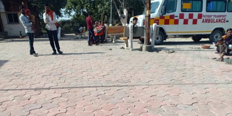 कु-हा काकोडा प्राथमिकआरोग्य केंद्र मध्ये निकृष्ट दर्जाचे साहित्य वापरून काम सुरू आहे