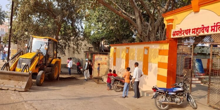 अमलेश्वर महादेव मंदिर परिसरात झाला चकाचक..!