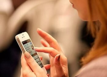 सर्वसामान्यांना मोठा झटका ! – मोबाईल रिचार्जच्या किंमतीत होणार वाढ