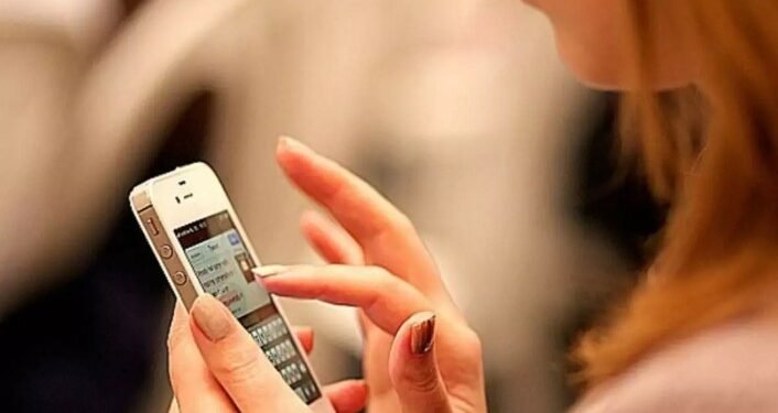 सर्वसामान्यांना मोठा झटका ! – मोबाईल रिचार्जच्या किंमतीत होणार वाढ