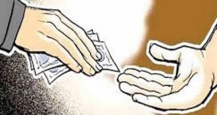 ब्रेकींग! धरणगाव अडीच हजारांची लाचा घेतांना ग्रामसेवक रंगेहाथ!