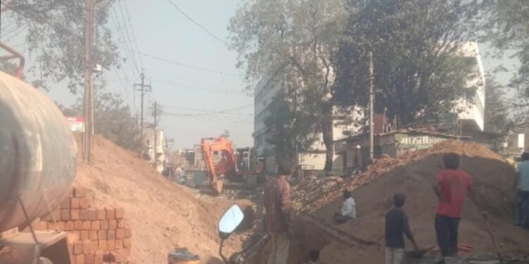 अमळनेर! मनसेच्या मागणीला यश! अमृत योजनेचे काम सुरू