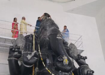 महागणपतीला एक हजार अकरा लीटर अत्तर, गुलाबजलाचा अभिषेक