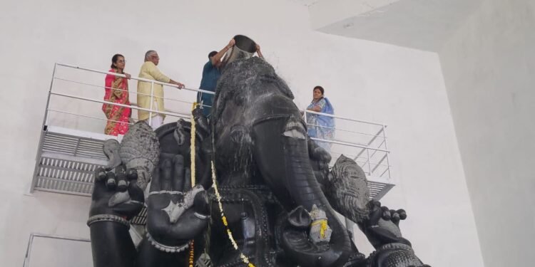 महागणपतीला एक हजार अकरा लीटर अत्तर, गुलाबजलाचा अभिषेक