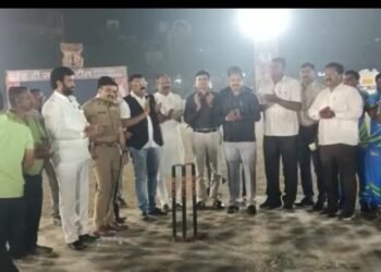 जळगाव शहरात राष्ट्रस्तरीय मराठा क्रिकेट लीगचे उद्घाटनराज्यभरातील खेळाडूंचा क्रिकेट लीगमध्ये प्रतिसादमान्यवरांच्या हातून झाले स्पर्धेचे उद्घाटनजळगाव शहरातील शिवतीर्थावर टकले मराठा क्रिकेट लिंग