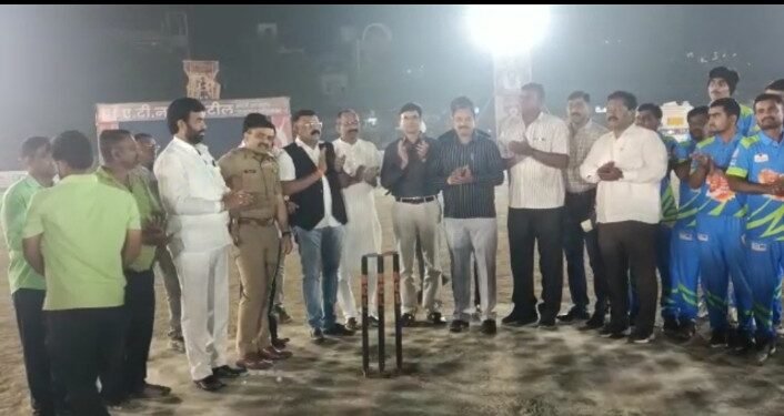 जळगाव शहरात राष्ट्रस्तरीय मराठा क्रिकेट लीगचे उद्घाटनराज्यभरातील खेळाडूंचा क्रिकेट लीगमध्ये प्रतिसादमान्यवरांच्या हातून झाले स्पर्धेचे उद्घाटनजळगाव शहरातील शिवतीर्थावर टकले मराठा क्रिकेट लिंग