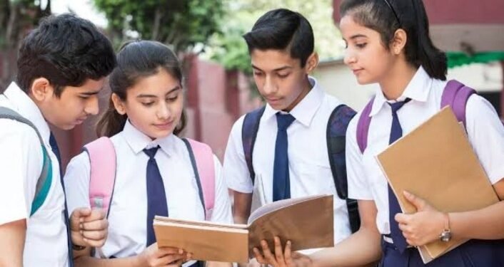 बारावीच्या विद्यार्थ्यांसाठी आनंदाची बातमी ! – इंग्रजी विषयाच्या त्या चुकीच्या प्रश्नांना मिळणार सरसकट ‘इतके’ गुण