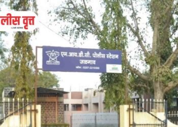 जळगावात सुरा घेवून माजवीत होता दहशत ; पोलिसांनी घेतले ताब्यात !