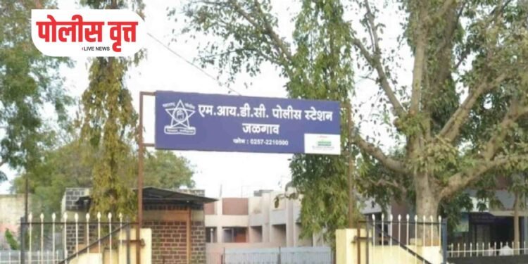 जळगावात सुरा घेवून माजवीत होता दहशत ; पोलिसांनी घेतले ताब्यात !