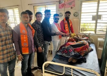 मनसेचा १७ वा वर्धापन दिन रुग्णांना फळ वाटप