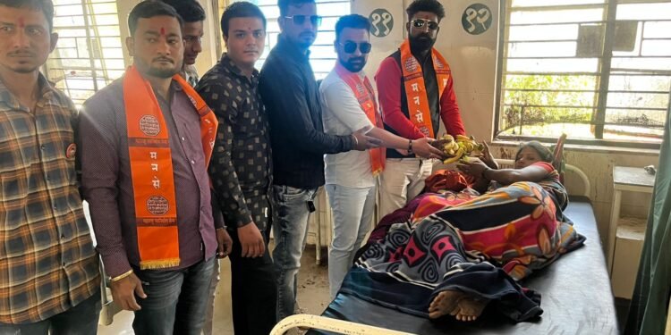 मनसेचा १७ वा वर्धापन दिन रुग्णांना फळ वाटप