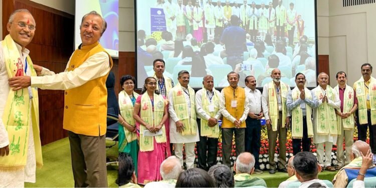 आयुर्वेद उपचार विश्वसनीय आणि परिणामकारक – डॉ. हेमकांत बाविस्करभारत सरकारने स्थापन केलेल्या राष्ट्रीय आयुर्वेद विद्यापीठातडॉ.बाविस्कर ‘राष्ट्रीय आयुर्वेद गुरु – नेत्रचिकित्सा’ या पदावर नियुक्त