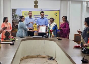 जयश्री दाभाडे महाराष्ट्र शासनाच्या जिल्हास्तरीय राजमाता अहिल्याबाई होळकर पुरस्काराने सन्मानित….जिल्हाधिकारी अमन मित्तल यांच्या हस्ते वितरण…पुरस्कार पती कै. राजेंद्र साळुंके यांना केला समर्पित…