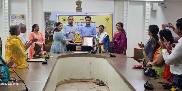 जयश्री दाभाडे महाराष्ट्र शासनाच्या जिल्हास्तरीय राजमाता अहिल्याबाई होळकर पुरस्काराने सन्मानित….जिल्हाधिकारी अमन मित्तल यांच्या हस्ते वितरण…पुरस्कार पती कै. राजेंद्र साळुंके यांना केला समर्पित…