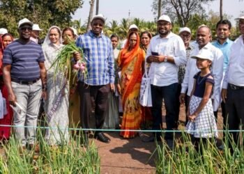 जैन तंत्रज्ञान नफ्याची शेतीसाठी खूपच उपयुक्त – अमोस लुगोलुभीजैन हिल्स वरील अभ्यास दौऱ्यात शेतकऱ्यांशी साधला संवाद