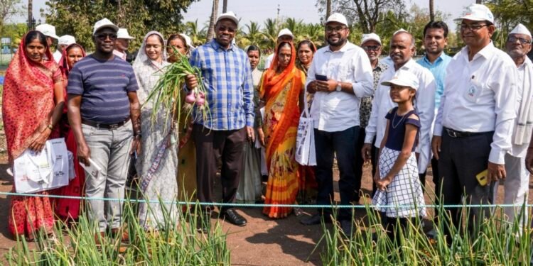 जैन तंत्रज्ञान नफ्याची शेतीसाठी खूपच उपयुक्त – अमोस लुगोलुभीजैन हिल्स वरील अभ्यास दौऱ्यात शेतकऱ्यांशी साधला संवाद