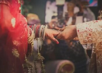 लग्नात अजब! स्टेजवर नवरदेवाच्या मित्राचं नवरीसोबत विचित्र कृत्य ..अन् नवरीने लग्न मोडल