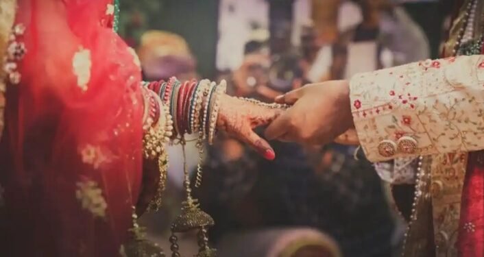 लग्नात अजब! स्टेजवर नवरदेवाच्या मित्राचं नवरीसोबत विचित्र कृत्य ..अन् नवरीने लग्न मोडल