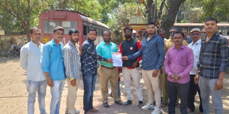 अमळनेर बस स्थानकावर प्रवाशांची सैरावैरा थांबवा! फलटावर गावांचे नाव टाकून त्यासमोर बस उभी करा- मनसे