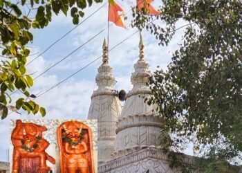 अमळनेर तालुक्यातील या गावात एकाच मंदिरात दोन मारुतीराया