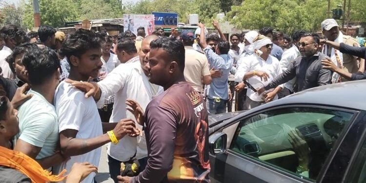 खून प्रकरण-कायदा पायदळी तुडवणे भोवलेअमळनेरात सुमारे 150 जणांवर गुन्हे दाखल