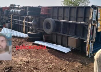 Breking..! वाऱ्यामुळे उभा कंटेनर पलटी! २ जणांना दाबून मृत्यु..