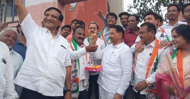 शरदचंद्र पवारांचा राजीनामा मागे घेतल्याने जळगावात कार्यकर्त्यांकडून जल्लोष