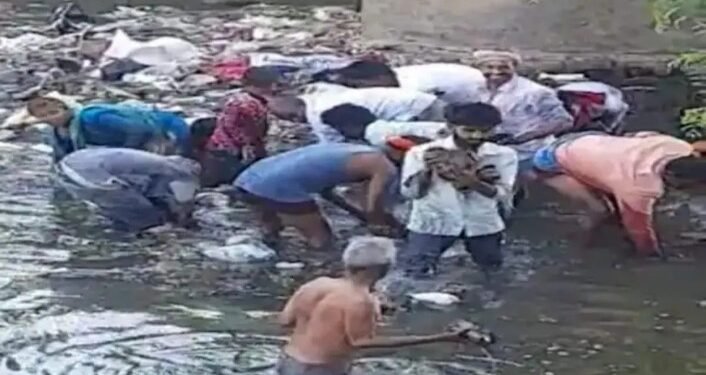 बापरे..! पैशांचा पूर उचलण्यासाठी लोकांची झुंबड, इतके पैसे आले कुठून?