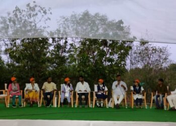 शेतीचे बाळकडू विद्यार्थ्यांना शिक्षणासह द्याशेतकऱ्यांचा फालीच्या विद्यार्थ्यांशी सुसंवाद