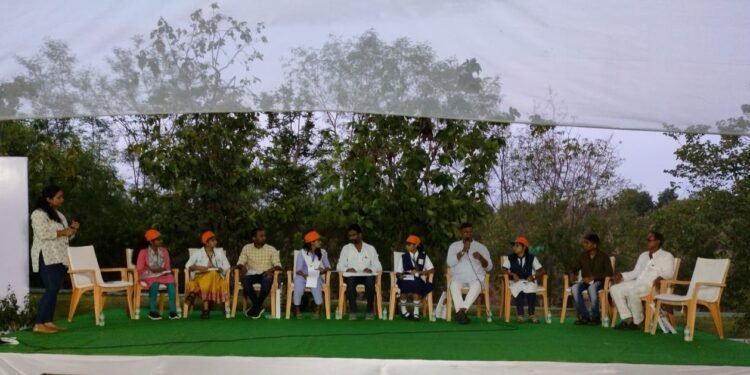 शेतीचे बाळकडू विद्यार्थ्यांना शिक्षणासह द्याशेतकऱ्यांचा फालीच्या विद्यार्थ्यांशी सुसंवाद